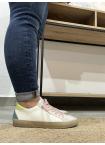  - Zapatillas verde/rosa  -  Las sneakers blancas son un básico en cualquier armario. Y